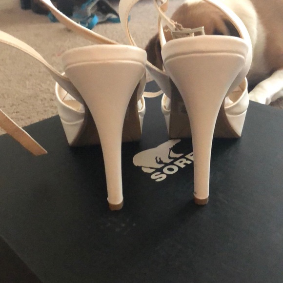 White peep toe pumps - Picture 3 of 5